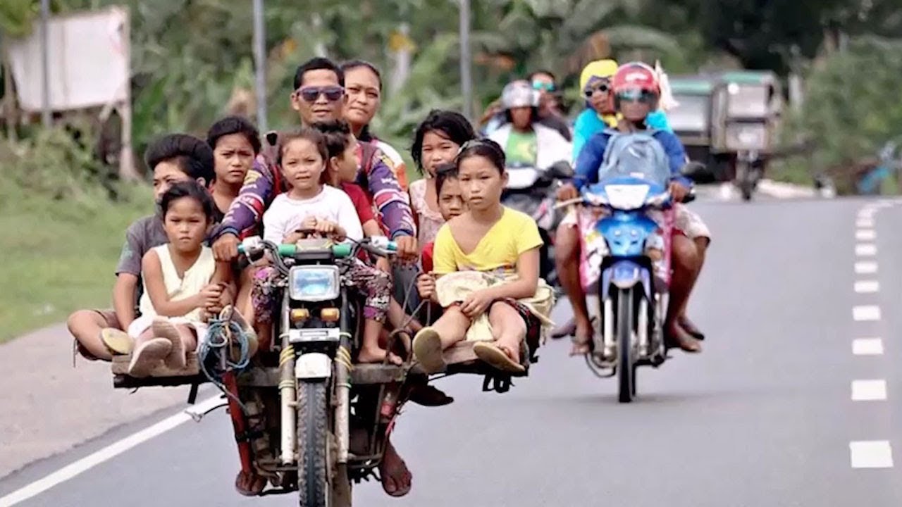 Дети ездят на мотоциклах. ХАБАЛ ХАБАЛ. Вьетнамцы на мопедах. Мопед китаец. Мотобайк Вьетнам.