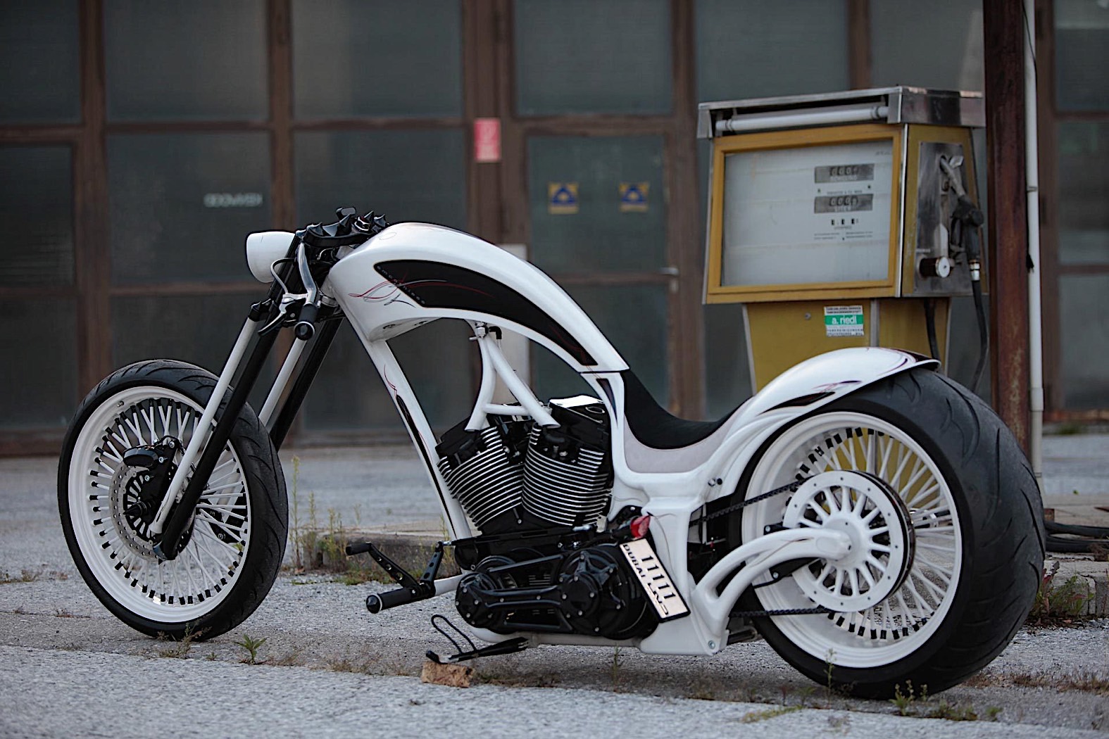 Thunderbike Smoothless Custom Motorcycle Is the Snow White Beauty of