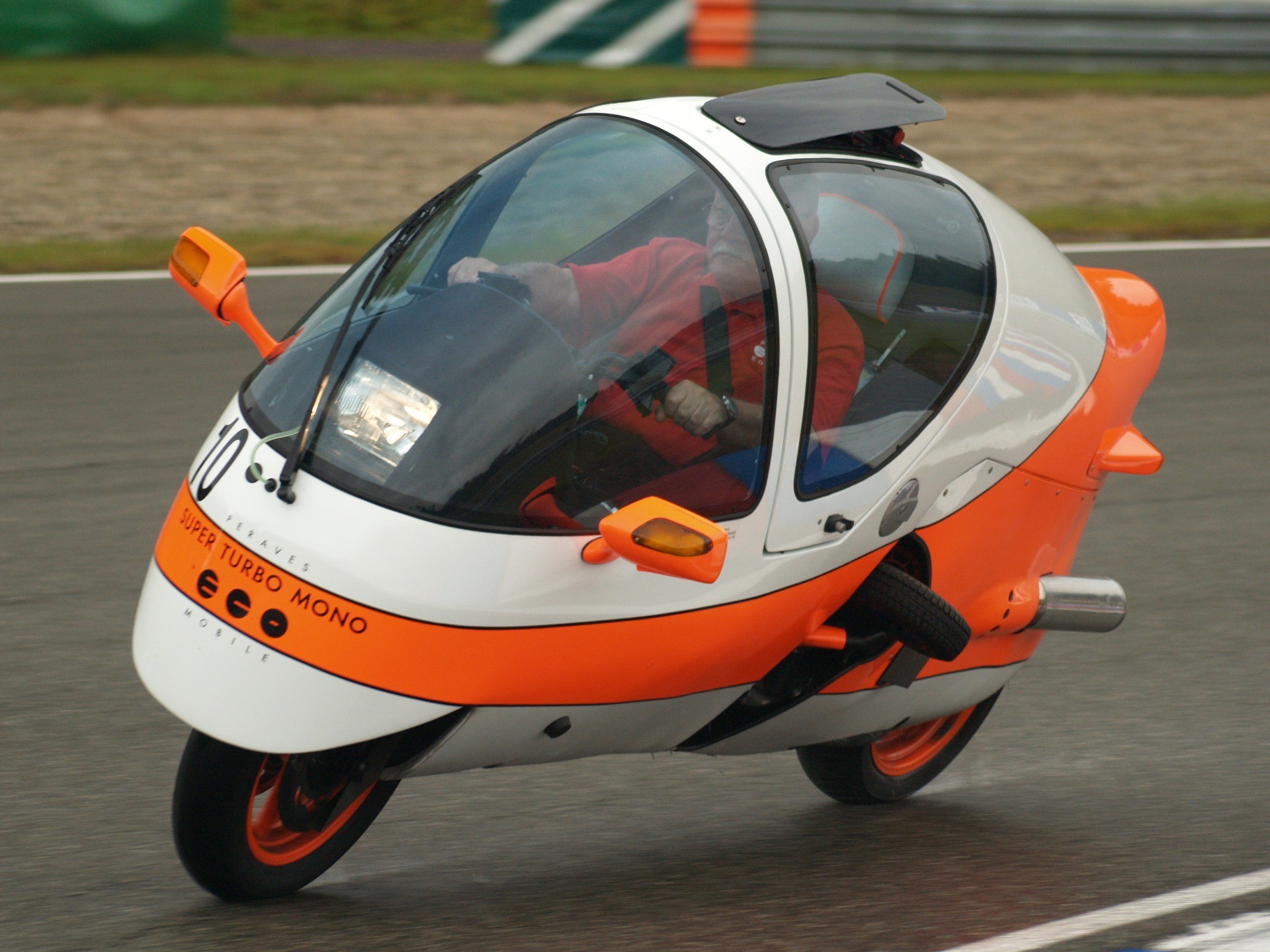 The MonoRacer 130E Fully Enclosed Motorcycle Aims to Redefine Personal